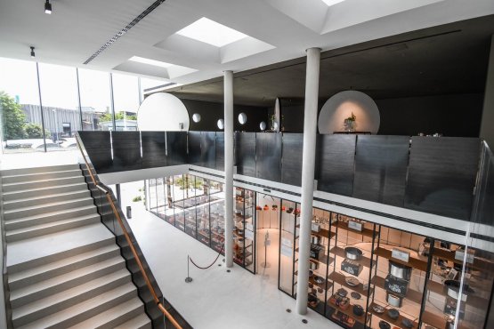 Il ristorante al primo piano, lo showroom di Pentole Agnelli a pianterreno