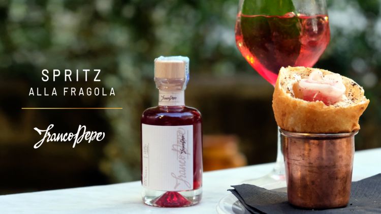 IL NUOVO LOCALE COCKTAIL - Ormai da qualche mese Franco Pepe propone, ai clienti in attesa del tavolo o a chi gradisce un aperitivo a inizio pasto, il suo Spritz alla fragola studiato con uno dei più conosciuti bartender al mondo, Giancarlo Mancino. È solo l'inizio di un progetto più ampio: proprio di fronte al Pepe in Grani di Caiazzo fervono i lavori al cantiere di un nuovo locale, una sorta di cocktail bar che integra la proposta della pizzeria, si potranno gustare aperitivi pre-cena oppure drink a fine serata, il tutto affidato al figlio di Franco, Stefano, che si occuperà dell'offerta food, mentre il beverage avrà appunto la consulenza di Mancino
