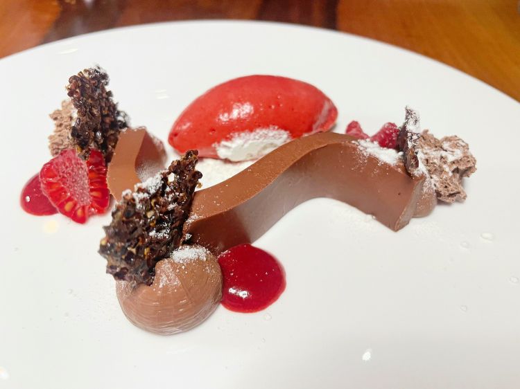 Cioccolato e Lamponi: Ganache flessibile al cioccolato, cremoso cioccolato, spugna al cacao e grue di cacao. Coulis di lamponi, sorbetto lamponi e lamponi freschi, polvere cioccolato bianco