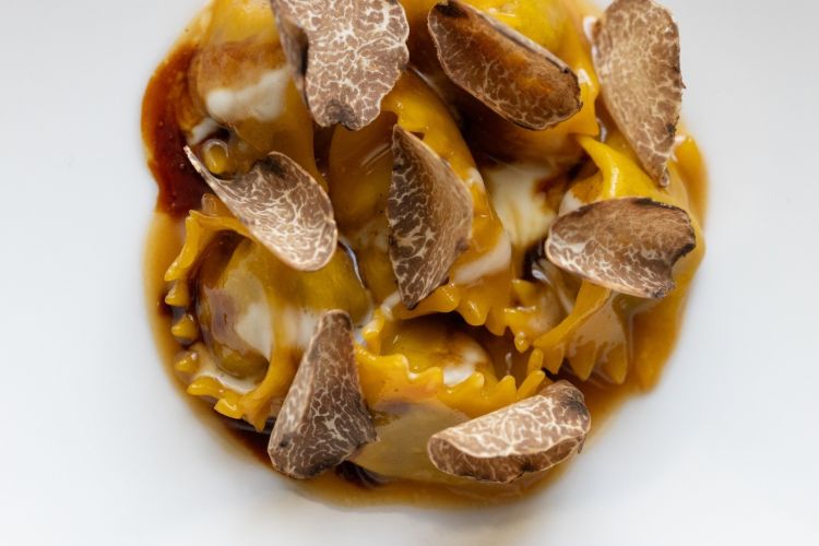 Signature dish sono gli Agnolotti del plin con suino nero dei Nebrodi, Ragusano e tartufo, una delle idee più golose e dirette del menu e che interpreta in maniera inequivocabile le due anime di questa cucina, siciliana ma ispirata al mondo e, in questo caso, al Piemonte
