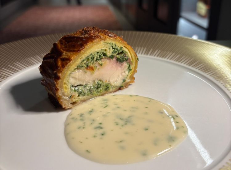 Filetto di salmerino in crosta: «Salmerino gigante tagliato a tranci, spennellato di senape, con una farcia di salmerino ed erbe, poi avvolto in una crespella con erba cipollina, pasta sfoglia, e cotto al forno. Servito con un fondo di salmerino ridotto ed erbe fini» Luca Sacchi