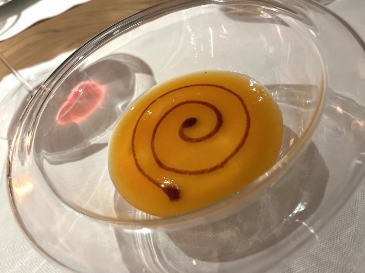 Un lavoro attorno al caco con marrons glacés, panna montata, crema di cachi alla vaniglia e una spirale di genziana in cima. Chiusura speciale
