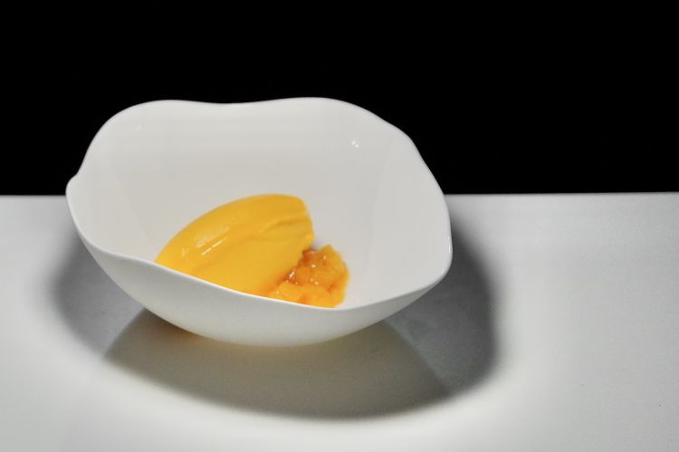 Brioche: la brioche viene impastata utilizzando la frutta al posto dello zucchero; al suo interno entrano poi burro e zucchero muscovado. È accompagnata da sorbetto al mango e dadolata di ananas caramellato. Il riferimento tropicale non viene percepito come estraneo al territorio: mango e altri frutti esotici sono ormai coltivati con successo anche in Sicilia, diventando parte di un paesaggio agricolo in trasformazione