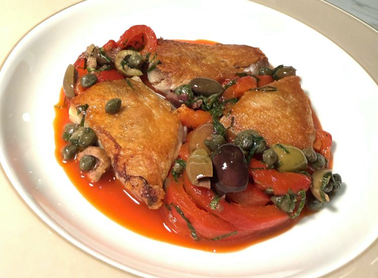 Il Pollo con peperoni alleggerito del Café: alla base, c'è un'acqua e purea di peperone rosso cotto al forno e il pollo è marinato con olive, capperi, aceto e basilico. Grande successo