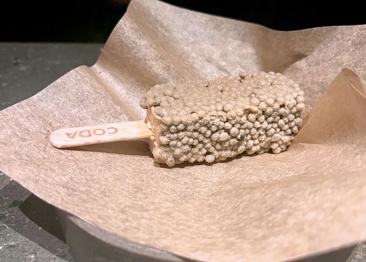 Caviar icing
Coda's signature dish is made with Osietra caviar of French origin (Sturia, Aquitaine) covered in chocolate, on vanilla and Jerusalem artichoke ice cream and a pecan ganache at the heart, before the stick. The concept (rich and popular, high and low) reminded us of Massimo Bottura's foie gras magnum