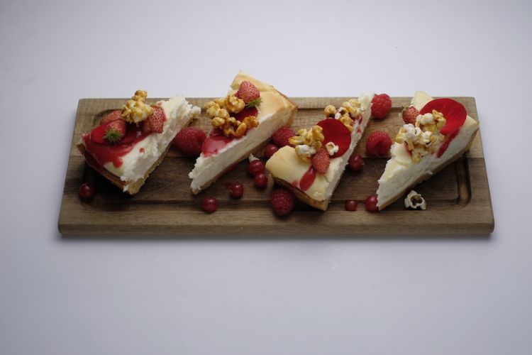 Cheesecake, fiori, frutti e pop corn caramellati
