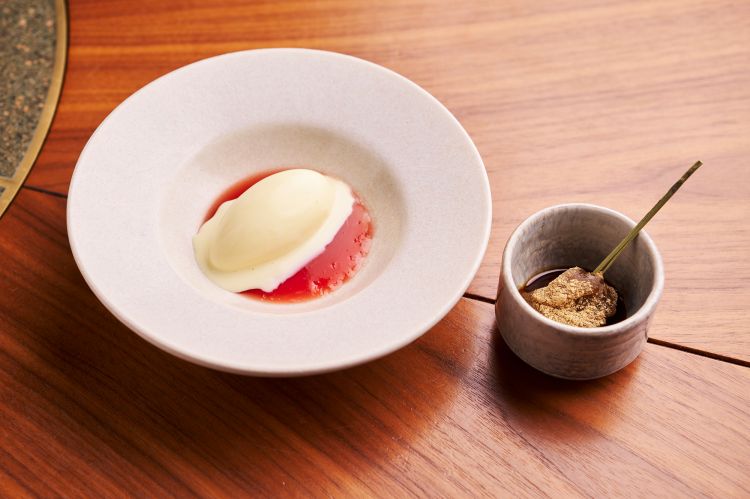 Kashi e Kanmi
Il finale dei dessert. A sinistra, gelato al latte con sale Maldon su gelatina all'anguria (kashi); anguria e sale è un connubio molto diffuso in Giappone. A destra, Warabi mochi con farina di soia tostata, zucchero nero e tè matcha (kanmi)