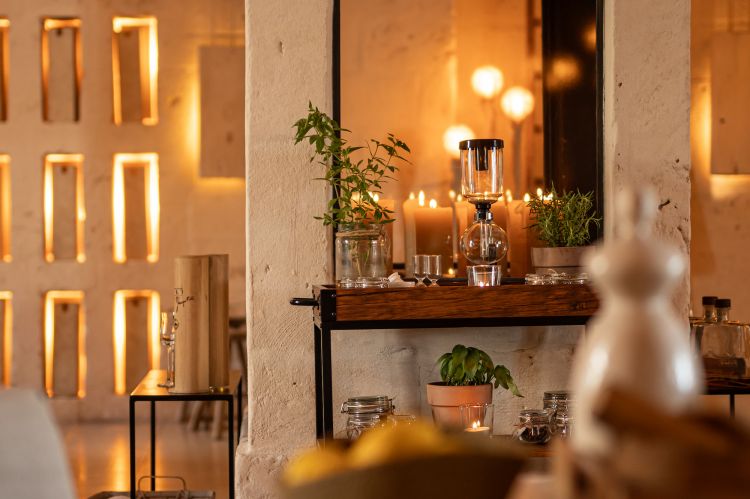 Particolare di sala del ristoranye Due Camini, ristorante con una stella Michelin, ora vegetariano al 100%