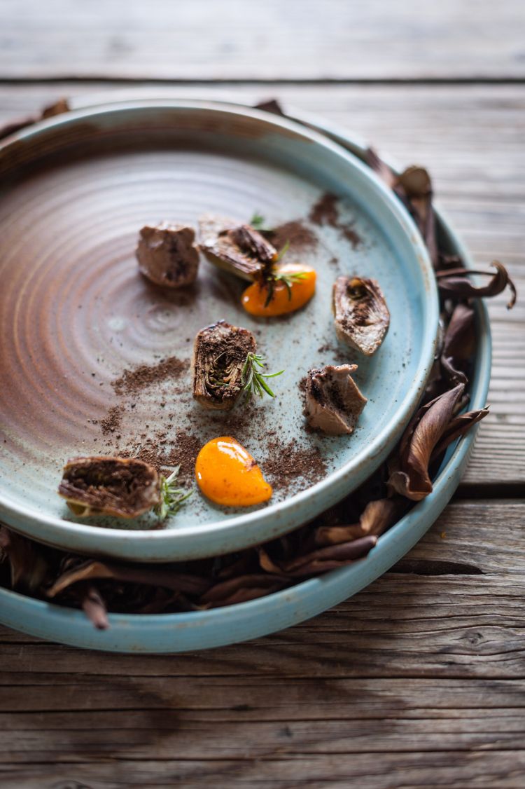 Botoi (più noti come castraure o carciofi violetti di Sant’Erasmo) con santoreggia, radice di carciofo torrefatto, aioli di aglio nero e tuorlo d’uovo marinato. Un piatto balsamico, che associa note pronunciate di liquirizia alla grassezza voluttuosa dell'uovo