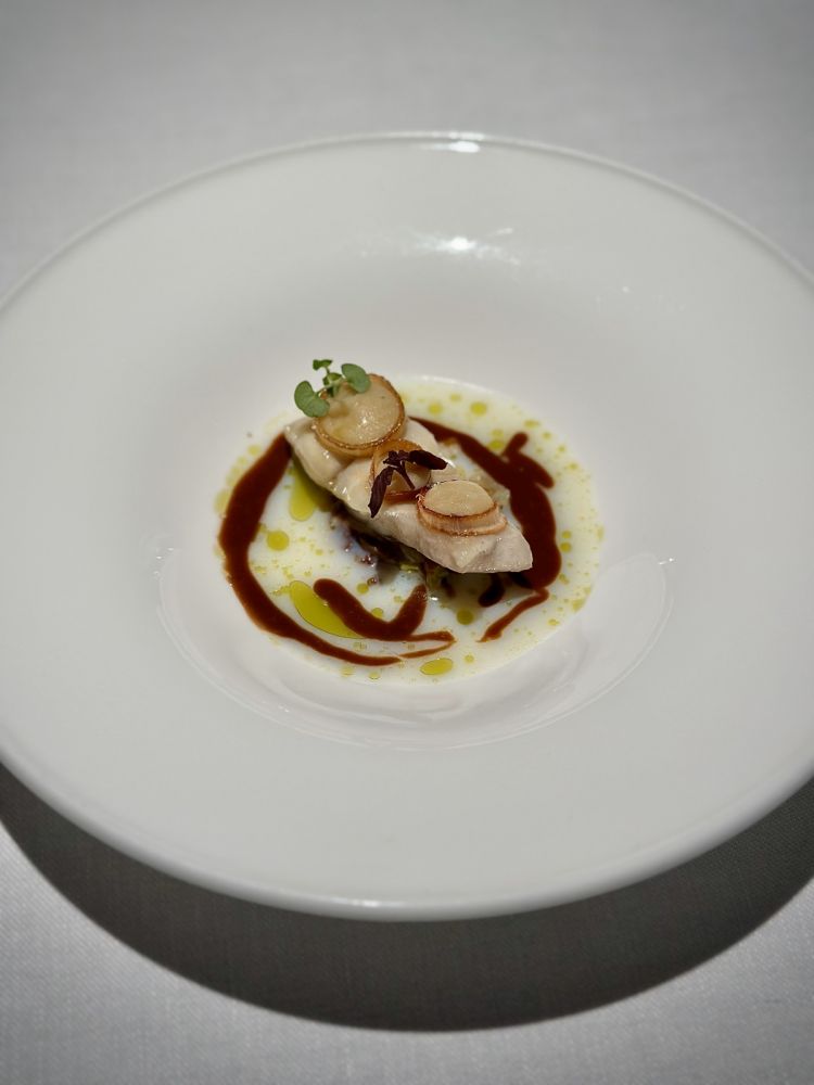 Rombo, scarola con capperi e olive, salsa whisky e aceto balsamico