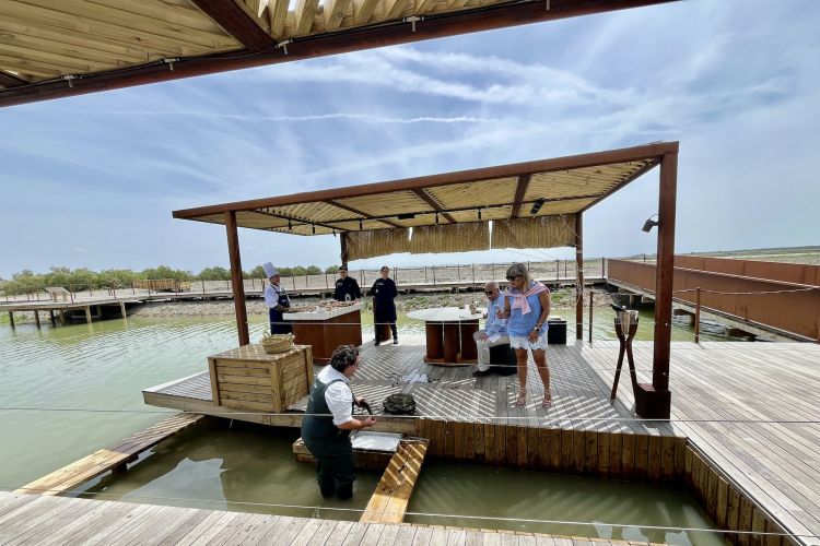 Il cuoco-pescatore Fran Vallejo pesca un branzino a ridosso del tavolo dei clienti e pratica l'ikejime sotto i loro occhi. Il branzino pescato finirà tra poco nel piatto, cotto alla brace (vedi 4 foto sotto)
