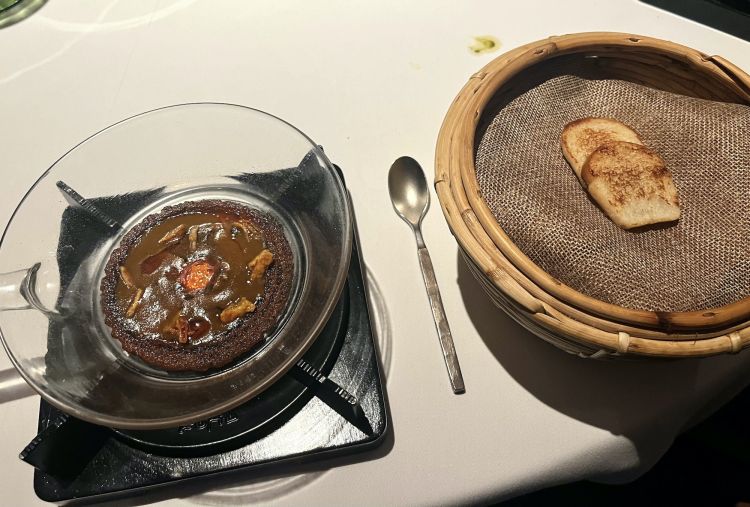 Scarpetta di kebab e toast di lievito madre, avanzi di kebab messi a sfrigolare direttamente al tavolo, su cui far scarpetta con quel piccolo toast accanto. Un gioco botturiano che offre il destro di introdurre una parte consistente del menu "Rising India", relativa ai "Northern Plains e Himalayan Mountains", un sunto commestibile dell'enorme Nord del Paese, segnato dalle vette più alte del mondo ma anche da una vasta pianura alluvionale. Sono lande in cui prosperano frumento, riso, mais, semi di senape, pistacchi, mandorle, zafferano, cumino... E le tecniche di cucina hanno influenze persiane, turche, Moghul: dumpling, noodles, bambu...