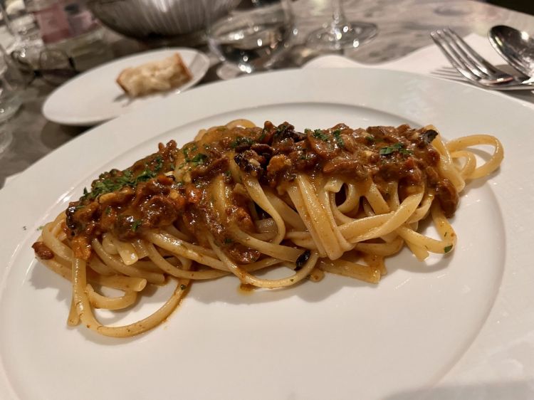 Gli Spaghetti ai 3 pomodori e ricci di mare di Vincenzo Fioravante, chef del ristorante Le Muse (e di quello della tenuta di Villa Matilde a Cellole, Caserta), cucina tradizionale ben fatta al sesto piano del Parker's, proprio accanto al George (nella stessa sede che ha ospitato per 9 mesi il Veritas)
