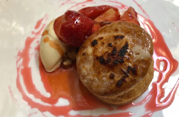Ultimo piatto del menu flambé: Sfoglia con fragole e gelato alla vaniglia