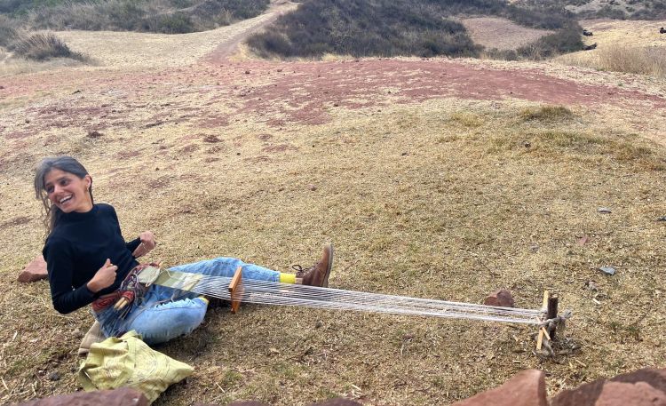 A craftswoman of Argentinian origin grappling with an Andean loom. Mater Iniciativa attracts designers, anthropologists, artists, botanists from all over the world