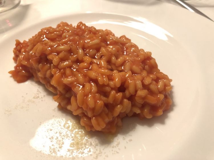 Riso al pomodoro: “Amo il riso al pomodoro” racconta lo chef. “Questo piatto lo chiamo un “riso nel risotto” perché non ha un grammo di burro o di altro grasso, a eccezione di un filo d'olio proprio alla fine. La mantecatura è in amido di riso, si crea una cremosità che mantiene tutto il gusto del cereale, che senti non appena ne mangi un boccone. E senti il pomodoro, con un senso di pulizia totale”