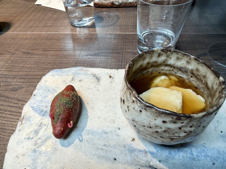 Una preparazione morbida di patata dolce e accanto un brodo di zenzero maturo e pudding di tofu. Un dessert che in Occidente sarebbe un pre-dessert
