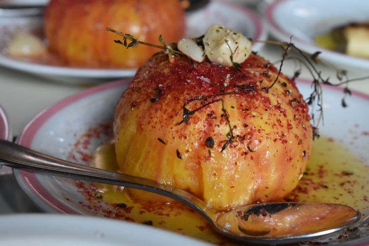 Pomodoro pelato, glassato intero in olio d'oliva, peperoncino, pepe del Madagascar e sumac, di Francis Mallmann