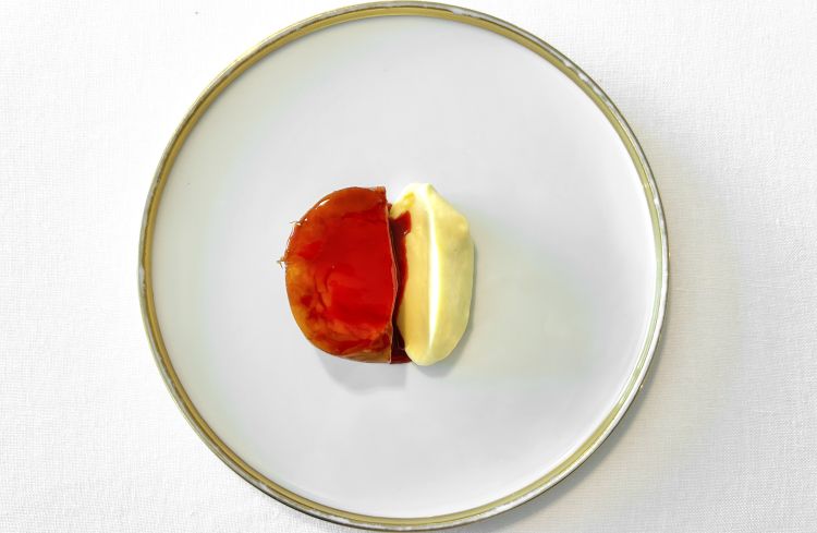 Pesca e peperone - Il dessert lavora su un abbinamento insolito. La pesca viene marinata nell’alkermes e poi leggermente cotta; all’interno ci sono una pasta di peperone e una crema pasticcera. Accanto, una crema diplomatica senza latte, alleggerita e costruita con acqua di peperone giallo. Sopra arriva un caramello di peperone rosso. La parte dolce non deriva da zuccheri aggiunti ma dalle cotture e dalle riduzioni della frutta e del vegetale. Di enorme finezza e leggerezza