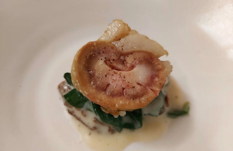 Rognone di capra con spinaci e spugnole in beurre blanc di capra
