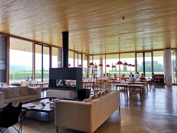 La sala del ristorante Piedra Infinita. La cantina è stata al primo posto nella classifica The World’s 50 Best Vineyards per tre anni consecutivi (2019-2020-2021) grazie al gran lavoro di Julia Zuccardi
