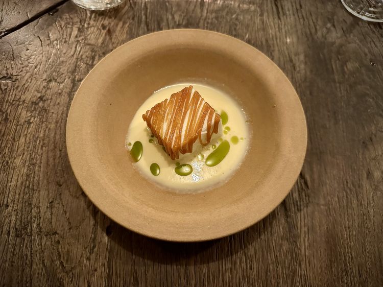 Ile flottante alla crema inglese a base di foglia di fico.