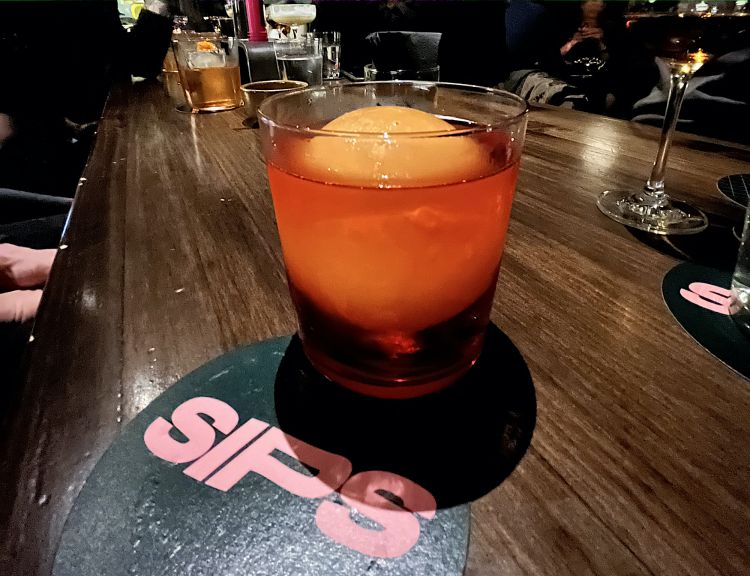 Negroni with bergamot
Sips, Barcelona
It goes without saying that Barcelona is one of the best drinking cities in the world. We went to Sips in the Eixample, lured by the fresh title of first place in the World's 50Best Bars: after the long queue, we sat at the table of the tiny bar owned by Simone Caporale (from Como) and Marc Alvarez, sipping this very pleasant variant of Negroni (with bergamot). There’s no counter, seats for 35 people and, behind still, Esencia, a new speakeasy concept just ready to enter orbit