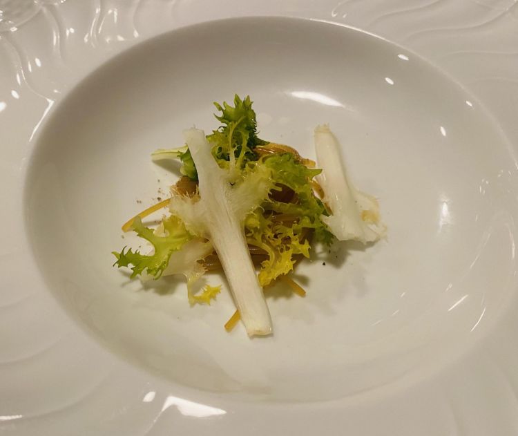 Spaghettino al sambuco, miele, indivia riccia e pepe