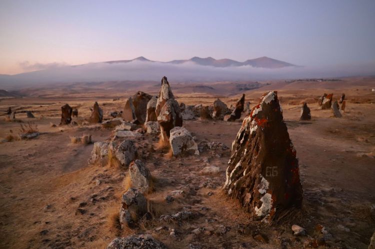 Zorats Karer, la cosiddetta Stonehenge d’Armenia. E' un imponente osservatorio astronomico di 223 megaliti eretto nell’età del bronzo su un altopiano a 1.770 metri. Un paesaggio e una luce così intense che sembra di stare su un altro pianeta
