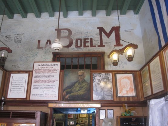 Alle pareti della Bodeguita del Medio, anche una foto di Hemingway con Fidel Castro