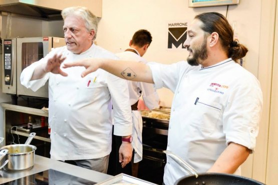 Davide Scabin e Giuseppe Rambaldi nella cucina a vista di Identità Expo (foto Brambilla/Serrani)