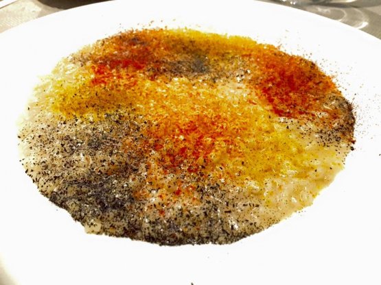 Divisionismo in cucina… un risotto Exponenziale, un risotto ideato da Daniel Canzian. Bello e buono: Carnaroli ai tre aromi, curry, paprika e pepe nero. Squisitezza assoluta