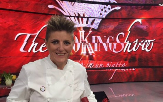 Viviana Varese è ormai, grazie al programma "La Chef e La Boss" su Real Time, anche un volto televisivo. Qui la vediamo nello studio del programma The CooKing Show, collaborazione tra Expo e Rai3, condotto da Lisa Casali