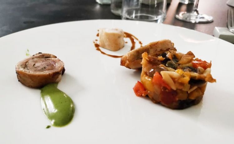 Coniglio grigio di Carmagnola, bagnetto verde e caponata
