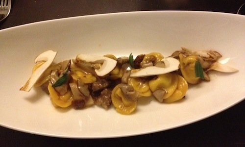 Cappelletti, parmigiano, stinco e porcini, piatto 