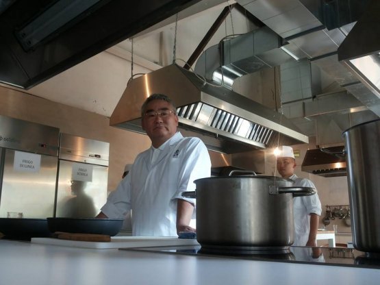 Kunio Tokuoka nella cucina di Al Cortile (foto Food Genius Academy)