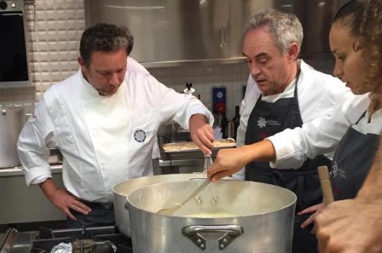 Albert e Ferran Adrià in un'immagine inconsueta per due motivi: cucinano insieme per la prima volta dopo 7 anni e rimestano cibo nei pentoloni alla vecchia maniera, lontani da ogni tecnica che li ha resi celebri nel mondo (foto Zanatta)