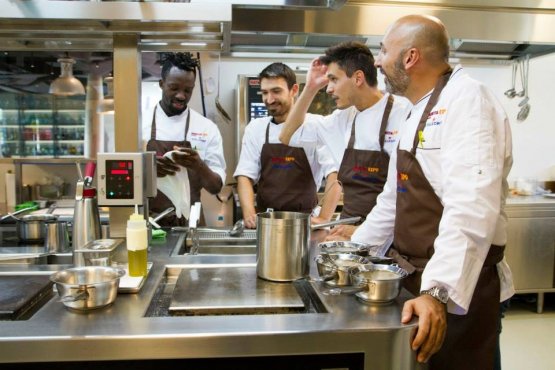L'executive chef e alcuni dei ragazzi della brigata del ristorante di Identità Expo