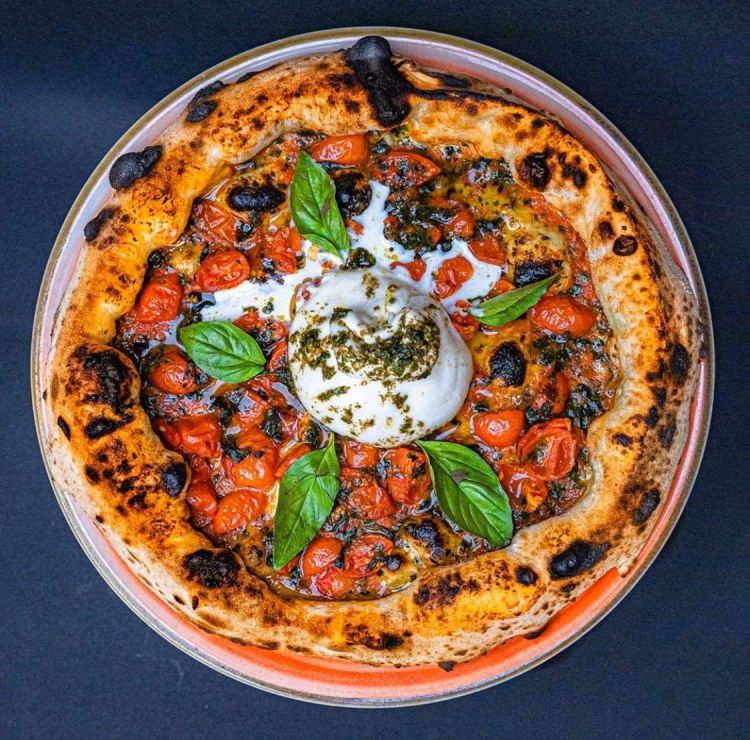 La pizza Anima e Core, una dei bestseller, con pomodoro San Marzano, ciliegino Igp, pesto di basilico homemade, boccone di burrata pugliese, basilico