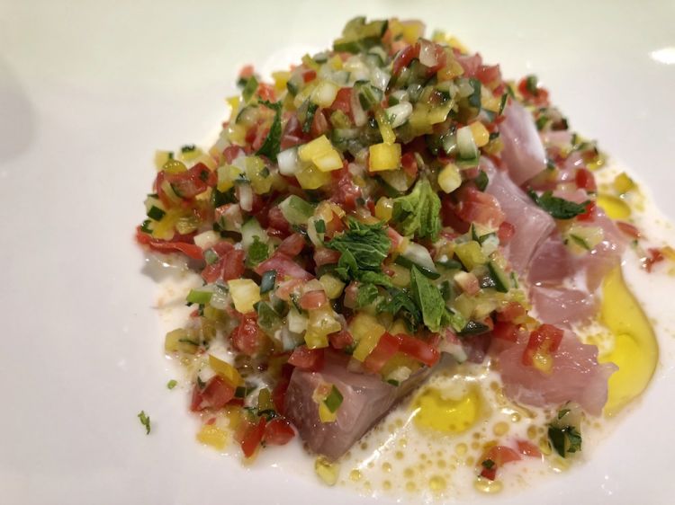 Crudo fai-da-te/2. Risultato: dadolata di pesce crudo (una ricciola galattica, in questo caso) con salsa al ccco e verdurine
