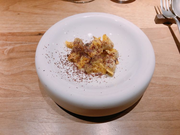 Tortellini (sempre autoprodotti) ripieni di lingua stracotta, con burro in mantecatura e fava di cacao del Messico grattugiata a chiudere. Bel gioco di contrasti, ma forse servirebbe un pizzico di spinta in più