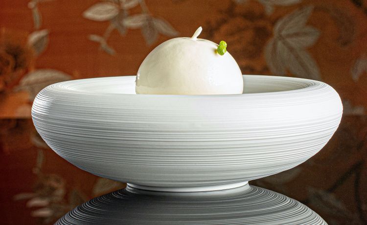 Dolce mozzarella di bufala: è una finta mozzarella, ricostruita con latte di bufala, yogurt di bufala, cioccolato bianco e servita con granita di latte di cocco, litchi, mandorle e crumble leggermente speziato. Un dolce imperdibile, allo stesso tempo fresco, goloso e godurioso. Le origini sono sempre le origini… (foto good.lookin.food)