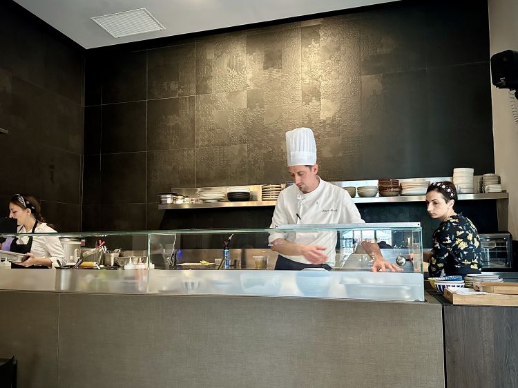 Federico Baraldi, Caterina D’Urso e Roberta Di Maio (sous chef) all’opera dietro al bel bancone
