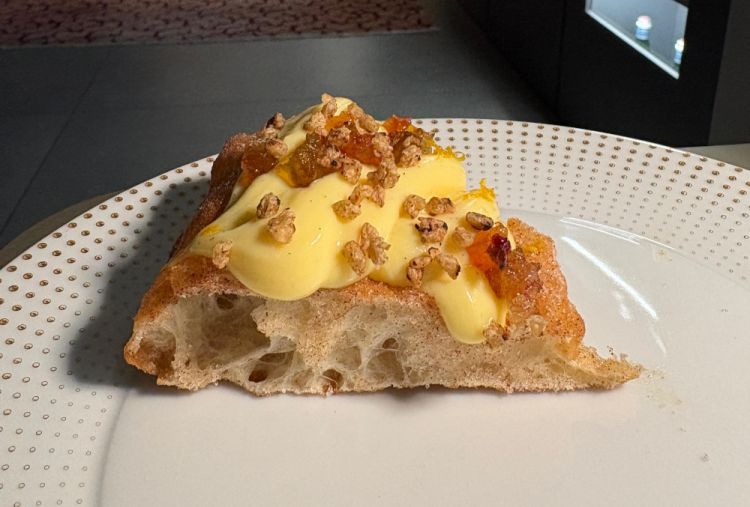 La Mia Pastiera: «Pizza fritta con crema pasticcera, frutta candita e granella croccante: la pastiera napoletana reinterpretata sull'impasto di una pizza» Franco Pepe