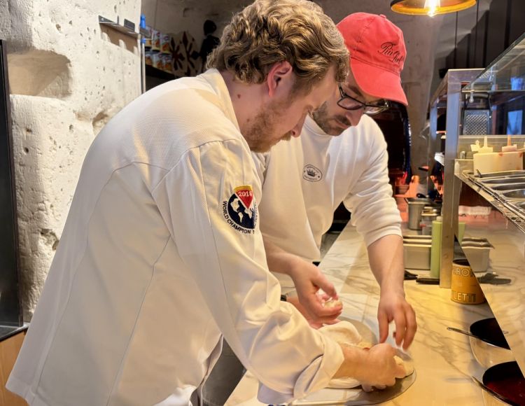 I due maestri pizzaioli Vittorio Lorusso e Vincenzo Palermo nella sede di Pi&ugrave; Sud a Matera
