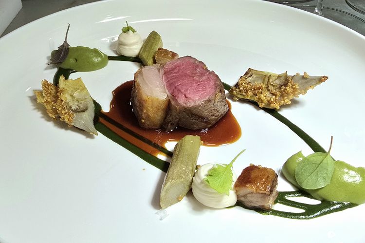 Sella di agnello con carciofi, mandorla, menta e quinoa
