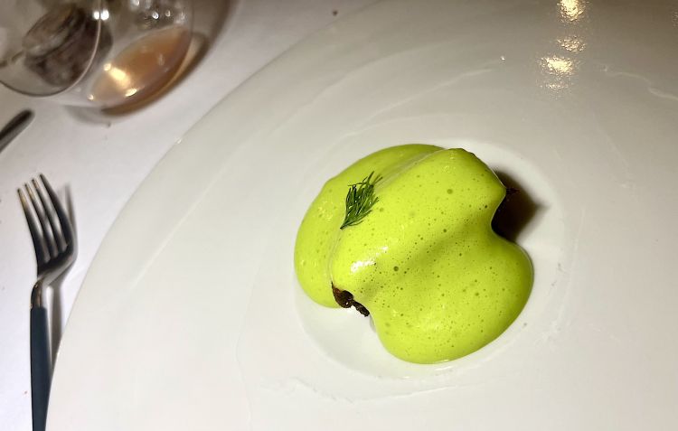 Animella, dragoncello, cedro, artemisia. Una favolosa animella - cotta prima al vapore e poi in padella - con spuma al dragoncello, salsa di cedro arrosto e una fogliolina d'artemisia sopra