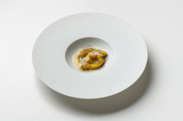 Pasta all’uovo ripiena di sogliola, alga dulse in polvere e cipollotto marinato, brodo di lische della sogliola con dragoncello e olio evo (foto Rolando Paolo Guerzoni)
