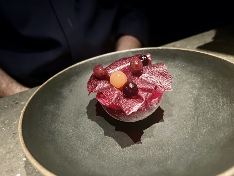 Frozen beetroot
Beetroot sorbet made from the reduced and concetrated vegetable. On top, crispy dehydrated beetroot. Verjus (unripe vegetable juice) jelly and whipped tofu. Another sweet, vegetable, humamic tartlet