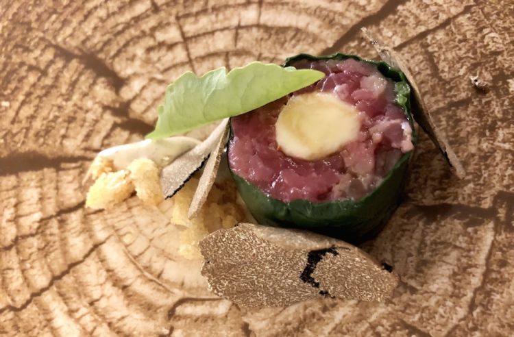 Sushi toscano: battuta, pane fritto, tartufo, pecorino, erbe amare. Altro piatto di lungo corso di Mancino
